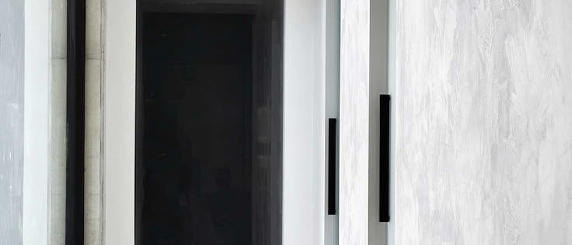 Smooth, glass-like plastered archway in a contemporary interior
